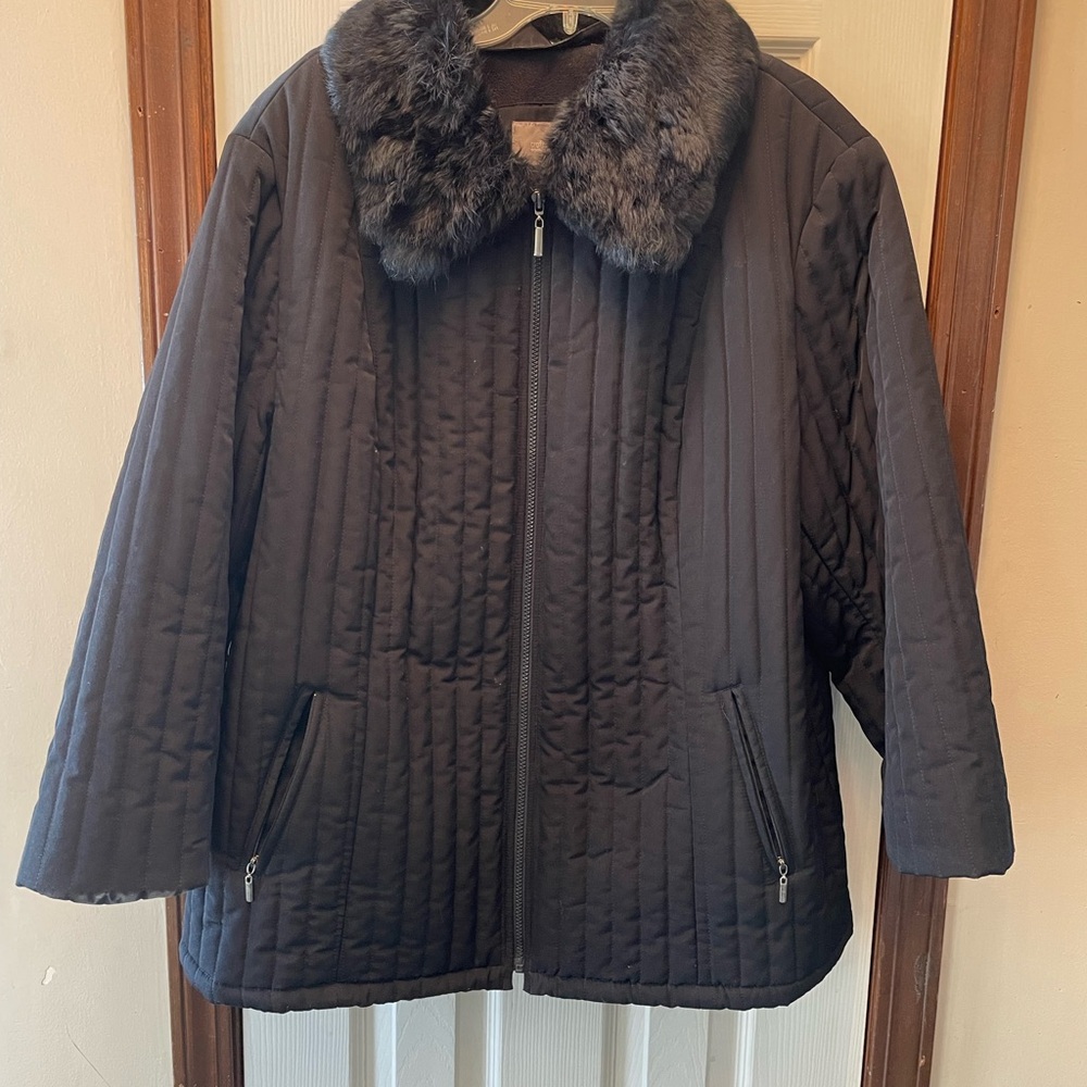 Vintage Women's Black Quilted Jacket with Faux Fur Collar